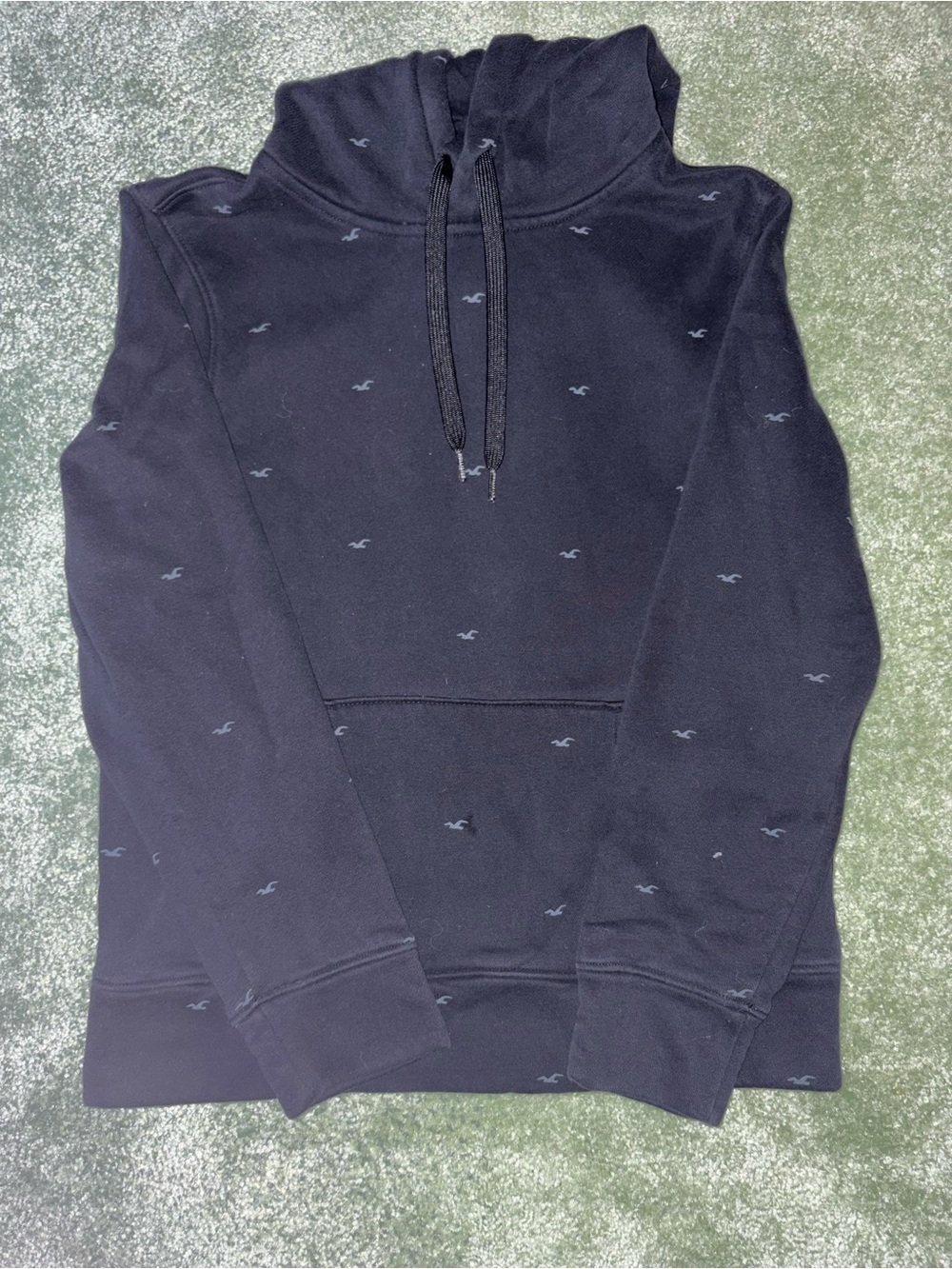 Hollister Men's Black Pullover Hoodie with Subtle Logo Print